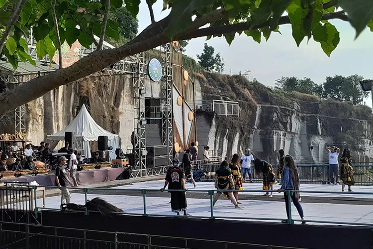 Pentas kesenian jathilan membuka rangkaian Satu Dasawarsa Tebing Breksi. Akan dipentaskan pula 'Batu Breksi Bernyanyi' dan pagelaran wayang kulit semalam suntuk dengan dalang kondang Ki Anom Sucondro.  (Foto: Sutriono)