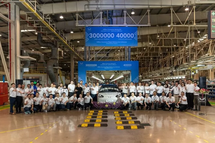 Perayaan pencapaian produksi Wuling yang diselenggarakan di pabrik Wuling Cikarang, Jawa Barat.  (ANTARA/HO/SGMW Motor Indonesia)