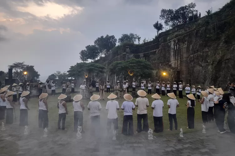 Pementasan musik batu yang mengambil tema 'Batu Breksi Bernyanyi', Minggu (26/5), digelar untuk merayakan satu dasawarsa destinasi wisata Tebing Breksi, Sambirejo, Prambanan, Sleman pada 30 Mei 2025.  (Foto: Dok. Istimewa)