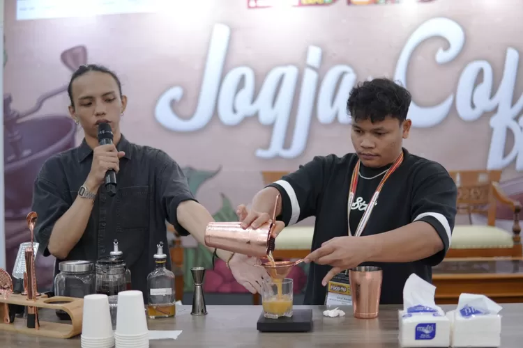Mahasiswa Instiper Coffee Academy (ICA) meracik kopi 5 gunung di panggung Jogja Coffee dalam ajang Jogja Food and Baverage Expo di JEC.  (Foto: Dok. Istimewa)