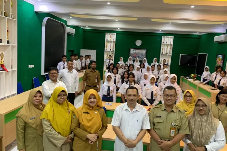 Pelatihan Tata Krama dan Sopan Santun dalam Berkomunikasi Menggunakan Bahasa Jawa di Media Sosial di SMP Negeri 2 Surakarta (foto: dokumentasi FKIP UNS)