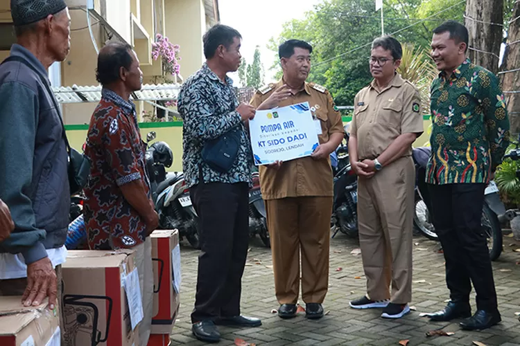 Penyerahan bantuan alsintan kepada kelompok tani. ( Amin Kuntari)