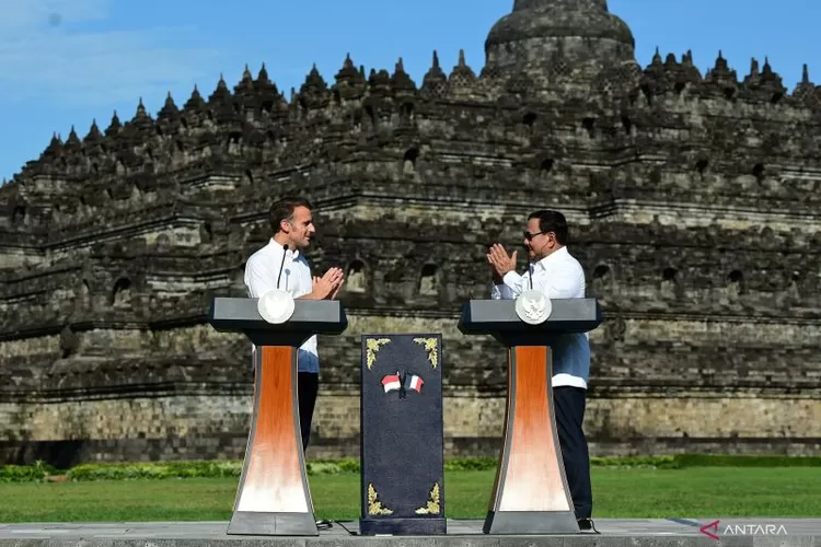 Presiden Prancis Emmanuel Macron dan Presiden RI Prabowo Subianto saling memberikan salam di pelataran Candi Borobudur, Magelang, Jawa Tengah, Kamis (29/5/2025).  (ANTARA/HO-Biro Pers Sekretariat Presiden)