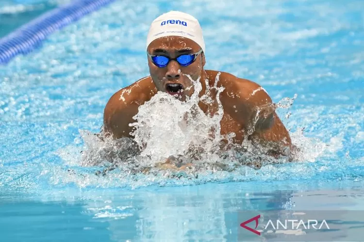 Perenang Jawa Barat Muhammad Dwiky Raharjo memacu kecepatannya pada final nomor 100 meter gaya dada putra Kejuaraan Nasional Akuatik 2025 di Stadion Akuatik, GBK, Jakarta, Jumat (30/5/2025).   (ANTARA FOTO/Muhammad Adimaja)