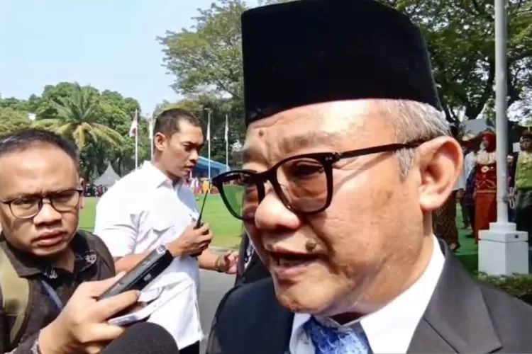 Menteri Pendidikan Dasar dan Menengah (Mendikdasmen) Abdul Mu&rsquo;ti menjawab pertanyaan wartawan saat ditemui selepas upacara peringatan Hari Lahir Pancasila di Gedung Pancasila, Jakarta, Senin (2/6/2025).  (ANTARA/HO-Dokumentasi Pribadi)