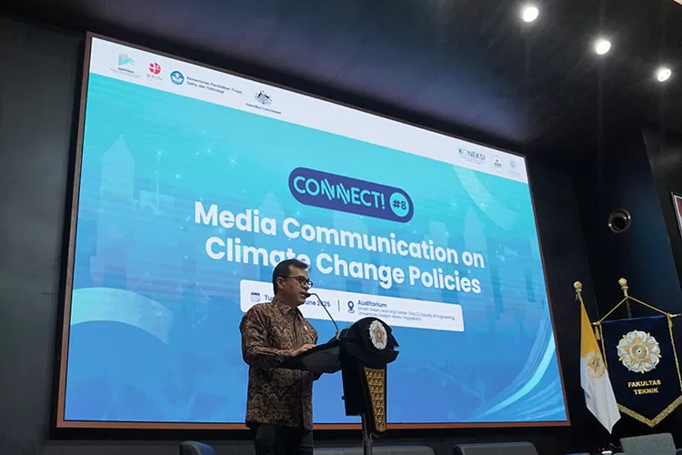 Wakil Menteri Komunikasi dan Digital Republik Indonesia (Komdigi) Nezar Patria menjadi pembicara kunci dalam CONNECT! ke-8 bertajuk 'Media Communication on Climate Change Policies' yang digagas KONEKSI bersama UGM di Auditorium SGLC Fakultas Teknik UGM, Selasa (3/6/2025).  (Foto: Dok. KONEKSI)