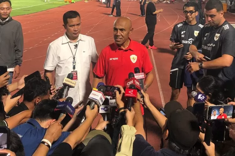 Kepala pemandu bakat timnas Indonesia Simon Tahamata ketika ditemui awak media dalam sesi latihan timnas Indonesia di Stadion Madya Gelora Bung Karno, Jakarta, Senin (2/6/2025).   (ANTARA/Zaro Ezza Syachniar)