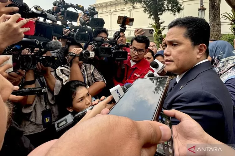 Menteri BUMN Erick Thohir menjawab pertanyaan wartawan saat ditemui selepas rapat bersama Presiden Prabowo Subianto di Istana Kepresidenan RI, Jakarta, Rabu (4/6/2025).  (ANTARA/Genta Tenri Mawangi)