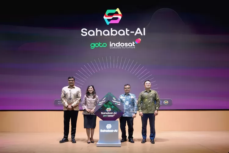 Dari kiri, Vikram Sinha (CEO - President Director IOH), Meutya Hafid (Menteri Komdigi), Nezar Patria (Wamen Komdigi), dan Patrick Walujo (Direktur Utama GoTo Group) pada peluncuran Sahabat-AI dengan kapasitas 70 miliar parameter di Jakarta, Senin (2/6/2025). (Foto: Dok. Istimewa)