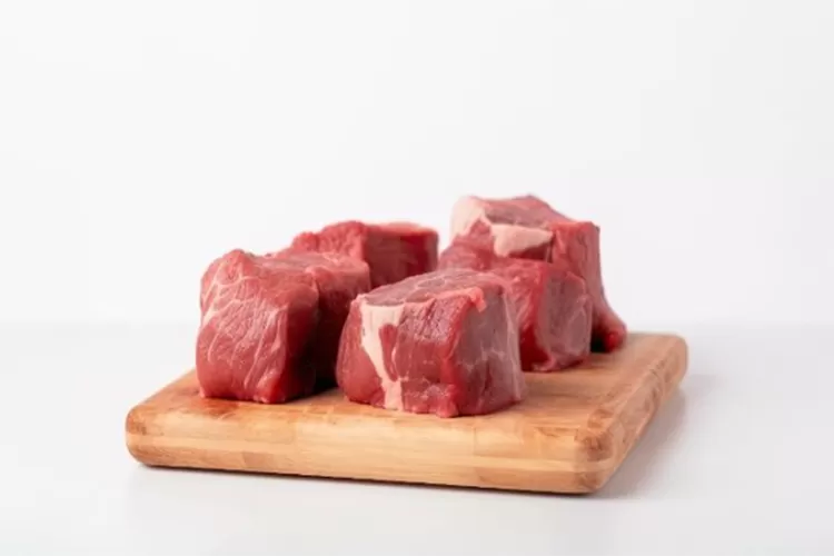 Ilustrasi daging sapi bisa untuk menaikkan darah rendah (freepik.com/@chandlervid85)