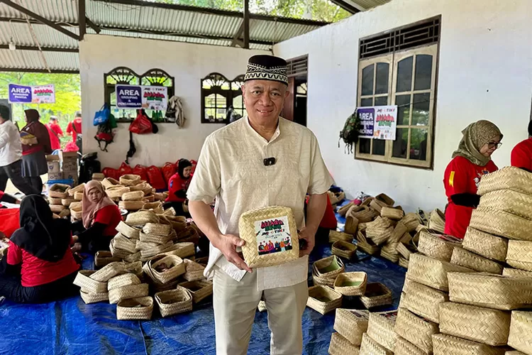 M. Feriadi Soeprapto, Presiden Direktur JNE menghadiri langsung proses penyembelihan dan pengemasan daging kurban yang dilakukan oleh Ksatria dan Srikandi JNE dan TIKI sebelum diserahkan kepada penerima manfaat.  (Foto: Dok. Istimewa)