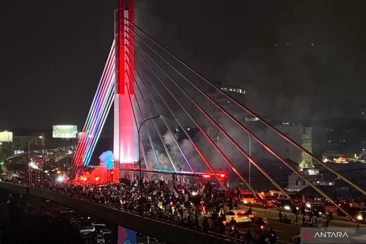 Arsip - Ribuan Bobotoh memadati flyover Pasupati saat merayakan Persib Bandung juara Liga1 di Kota Bandung, Jawa Barat, Sabtu (24/5/2025).  (ANTARA/Rubby Jovan)