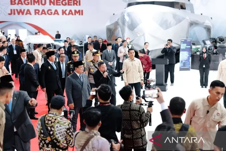 Presiden RI Prabowo Subianto bersama Founder Republikorp Norman Joesoef mengunjungi booth Republikorp di Indo Defence 2025, JIExpo, Jakarta, Rabu (11/6/2025).  (ANTARA/Dokumentasi Pribadi)