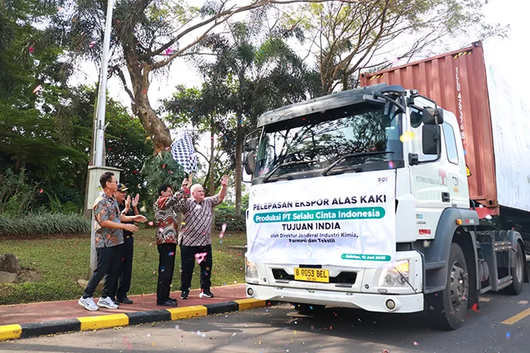 Pelepasan ekspor alas kaki ke India di Kawasan PT SCI Salatiga.   (Dok)