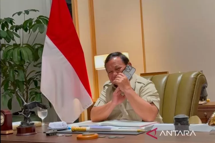 Presiden Prabowo Subianto menerima telepon dari Presiden AS Donald Trump di Jakarta, Jumat (13/6/2025).  (ANTARA/HO-Instagram @prabowo)