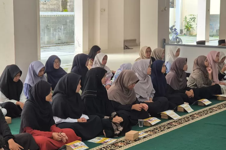 Santriwati Pondok Pesantren Tahfidh Nurani Insani di Balecatur, Gamping, Sleman, mengikuti kegiatan pengabdian masyarakat yang dilakukan UWM bersama MES DIY, Sabtu (14/6).  (Foto: Dok. Istimewa)