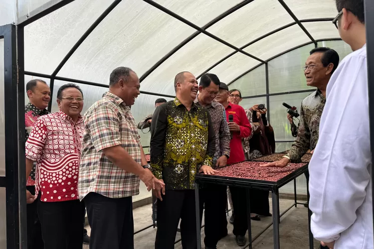 Gubernur DIY Sri Sultan Hamengku Buwono X menghadiri panen perdana kopi lereng Merapi di Dusun Ploso Kerep, Umbulharjo, Cangkringan, Sleman, Minggu (15/6/2025).  (Foto: Dok. Istimewa)