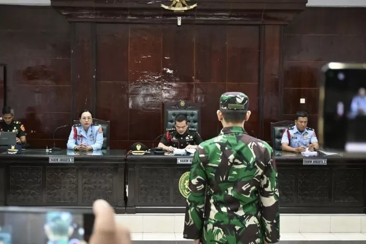 Terdakwa Kelasi Satu Jumran berdiri di hadapan majelis hakim mendengarkan pembacaan vonis hukuman pidana penjara seumur hidup terkait kasus pembunuhan jurnalis Juwita di Pengadilan Militer (Dilmil) I-06 Banjarmasin, Kota Banjarbaru, Kalimantan Selatan, Senin (16/6/2025).  (ANTARA/Tumpal Andani Aritona)