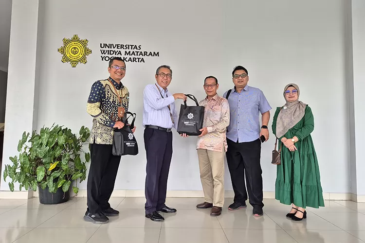 Rektor UWM, Prof. Dr. Edy Suandi Hamid, M.Ec.  menerima kunjungan Universitas Muhammadiyah Riau (UMRI) di Kampus Terpadu UWM, Selasa (17/6).  (Foto: Dok. Istimewa)