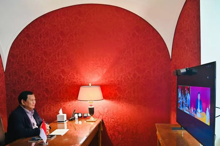 Presiden Prabowo Subianto memimpin rapat terbatas bersama Wakil Ketua DPR Sufmi Dasco Ahmad, Menteri Dalam Negeri Tito Karnavian, Menteri Sekretaris Negara Prasetyo Hadi, beserta Gubernur Aceh Muzakir Manaf dan Gubernur Sumatra Utara Bobby Nasution lewat konferensi video di Istana Jakarta, Selasa. (ANTARA/HO-Biro Pers Sekretariat Presiden)