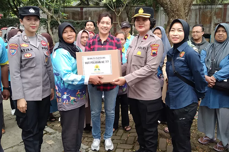 Polres Temanggung menyerahkan paket kepada warga yang membutuhkan.  (Dok Polres Temanggung)