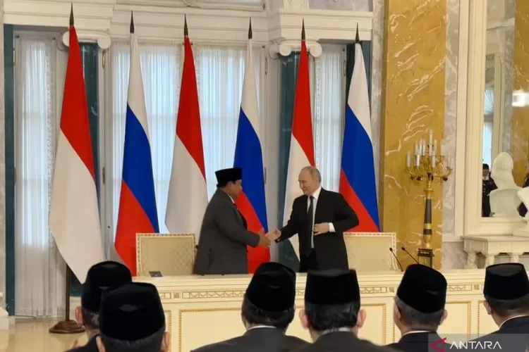 Presiden Prabowo Subianto (kiri) dan Presiden Rusia Vladimir Putin (kanan) berjabat tangan setelah menyampaikan pernyataan bersama dalam rangkaian kunjungan resmi Presiden RI di Istana Konstantinovskiy, St. Petersburg, Rusia, Kamis (19/6/2025).  (ANTARA/Genta Tenri Mawangi)
