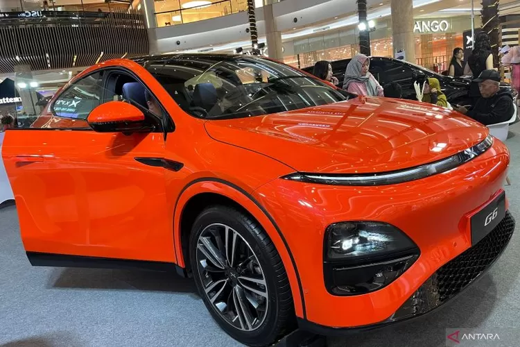 Mobil listrik Xpeng G6 meluncur di Indonesia.  (ANTARA/Sri Dewi Larasati)