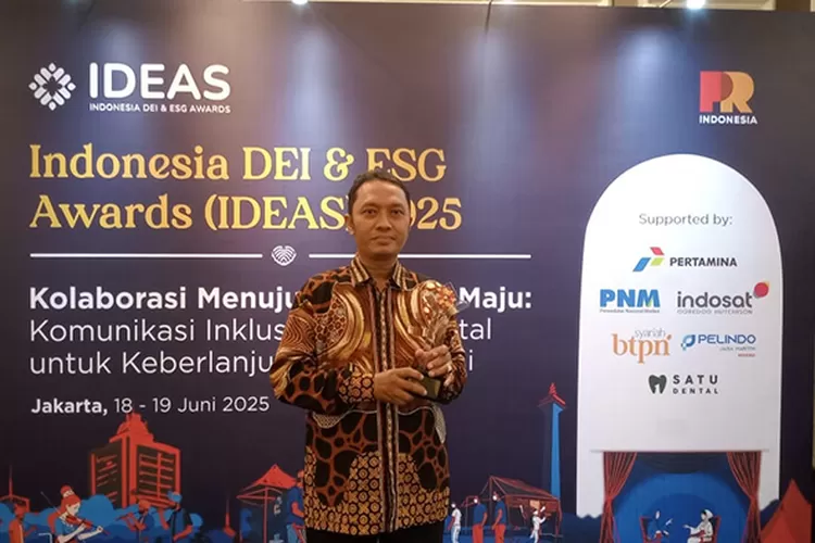 Fapet UGM diwakili oleh Pranata Humas, Satria Ardhi Nugraha, S.S., M.A, menerima penghargaan pada The 4th Indonesia DEI &amp; ESG Awards (IDEAS) 2025.  (Dok Fapet UGM)