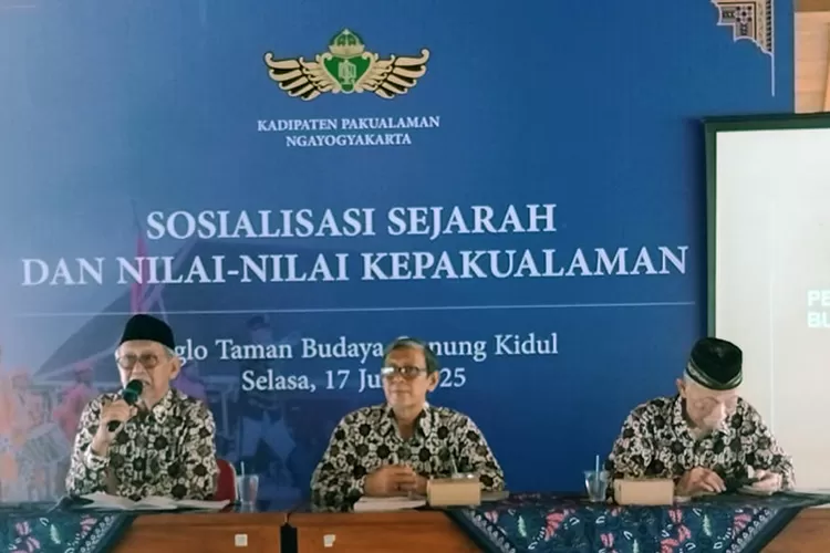 Para pembicara dan moderator Sosialisasi Sejarah dan Nilai-nilai Budaya Kepakualaman.  (Teguh Priyono)
