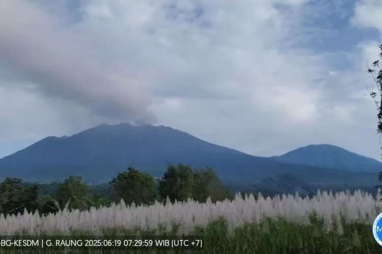 Gunung Raung terletak di perbatasan Kabupaten Banyuwangi, Bondowoso dan Jember memilki ketinggian 3.332 meter di atas permukaan laut (mdpl).  (ANTARA/HO-PVMBG )