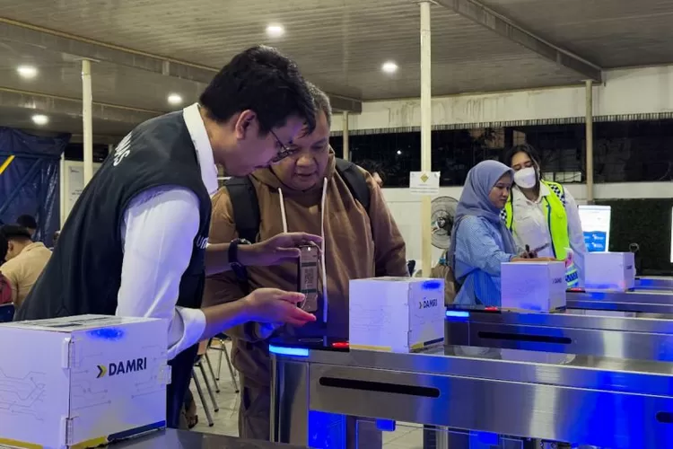 Dokumentasi - Petugas Damri membantu calon penumpang memindai tiket di pintu masuk kawasan terminal Damri.  (ANTARA/HO-Humas Damri)