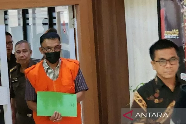 DS, tersangka kasus dugaan korupsi pengelolaan Plaza Klaten, aset milik Pemerintah Kabupaten Klaten, yang merugikan negara hingga Rp10,2 miliar ditahan Kejati Jateng di Semarang, Senin (23/6/2025).  (ANTARA/I.C. Senjaya)