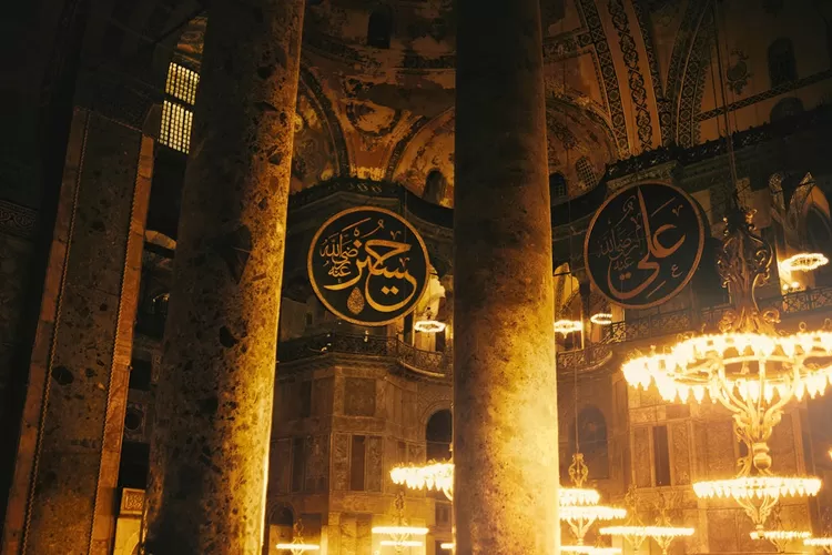 Ilustrasi: Suasana di masjid, bulan Muharam bulan istimewa bagi umat islam (Foto pexels : Abdullah Oguk)