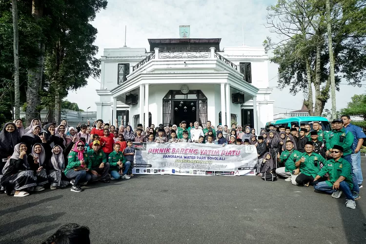 Anak yatim di Salatiga berangkat piknik bersama komunitas Elf Mania Cinta Indonesia (EMCI).  (Foto: Dokpim Salatiga)