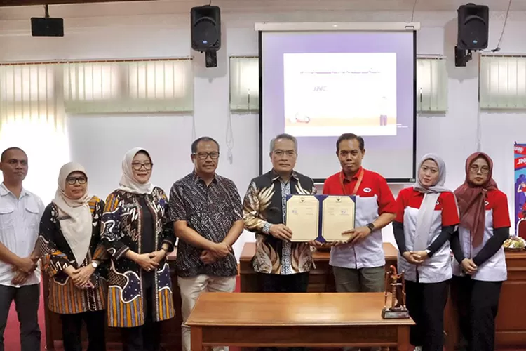 Bupati Bantul, H. Abdul Halim Muslih bersama jajaran JNE usai menandatangani perjanjian kerja sama antara Pemerintah Kabupaten Bantul dan JNE tentang pelayanan jasa pengiriman barang yang dilakukan di Kompleks Parasamya Pemkab Bantul, Kamis (26/6/2025). JNE resmi menyediakan sales counter di MPP. (Foto: Dok. Istimewa)