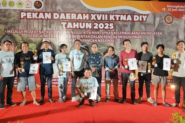 Sebagian pemilik kate jawara dan panitia kontes ayam kate di Taman Budaya Gunungkidul saat foto bersama. (Foto: Dok.PKJM)