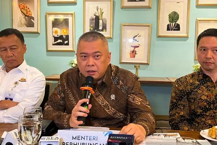 Menteri Perhubungan (Menhub) Dudy Purwagandhi (tengah) memberi keterangan pers di dalam bincang bersama awak media di Jakarta, Kamis (26/6/2025).  (ANTARA/Harianto)