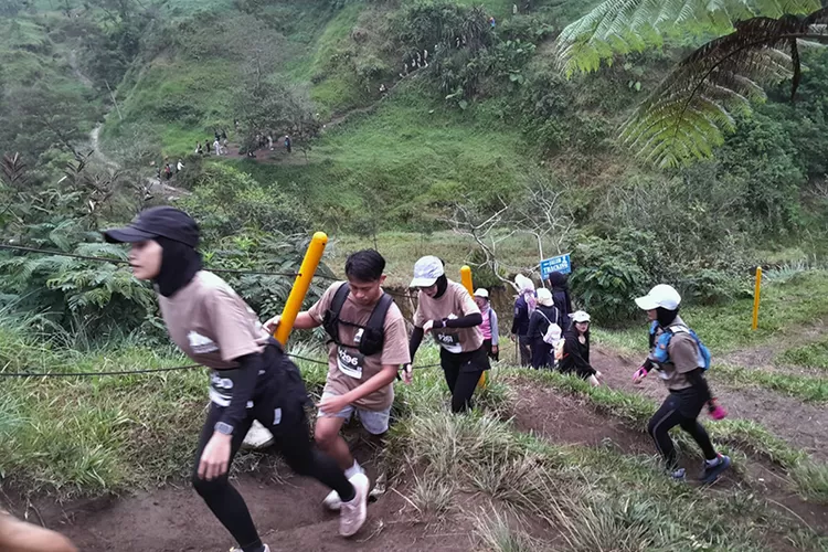 Peserta Avoskin Trail Run 2025 disuguhi jalur menantang saat melintas di Kalitalang, Minggu (29/6).  (Foto: Sutriono)