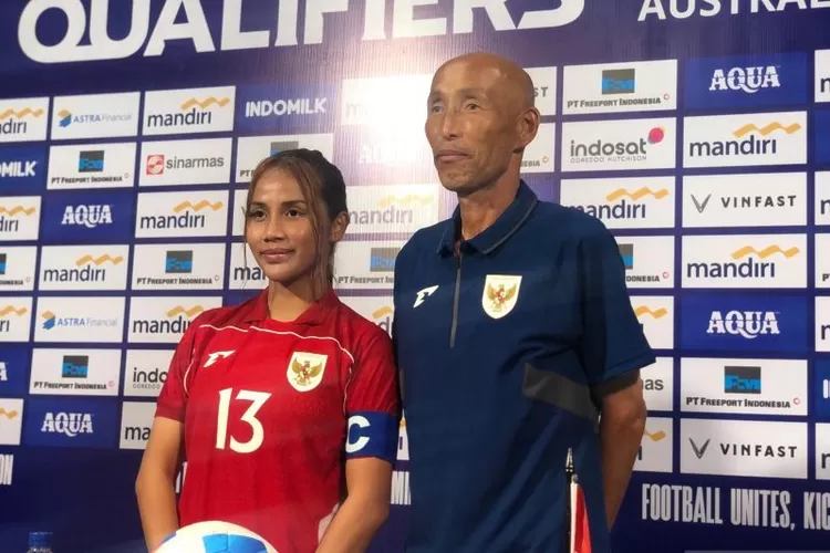 Kapten timnas putri Indonesia Safira Ika dan pelatih timnas putri Satoru Mochizuki berpose pada sesi jumpa pers setelah kemenangan 1-0 atas Kyrgyztan pada laga pertama Grup D kualifikasi Piala Asia Putri 2026 di Stadion Indomilk Arena, Kabupaten Tangerang, Minggu (29/6/2025).  (ANTARA/Zaro Ezza Syachniar)