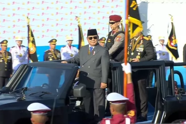 Presiden RI Prabowo Subianto didampingi Kapolri Jenderal Pol. Listyo Sigit Prabowo menaiki Maung melakukan inspeksi pasukan Upacara pada Peringatan HUT Ke-79 Bhayangkara di Lapangan Monumen Nasional (Monas), Jakarta, Selasa (1/7/2025). ( ANTARA/Mentari Dwi Gayati)