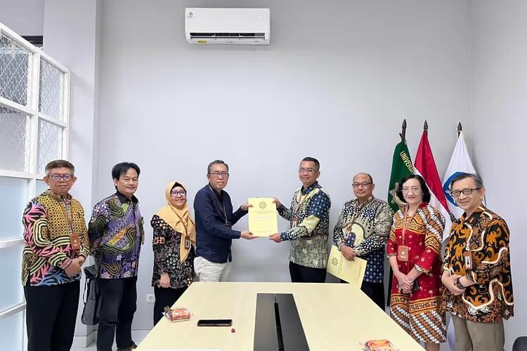 Pejabat Struktural Antar Waktu UWM yang dilantik adalah Dr. Jumadi, S.E., M.M. sebagai Wakil Rektor I dan Dr. Bhenu Artha, S.E., M.M. sebagai Kepala Kantor Urusan Internasional (KUI) Antar Waktu, Humas, dan Keprotokolan.  (Foto: Dok. Istimewa)