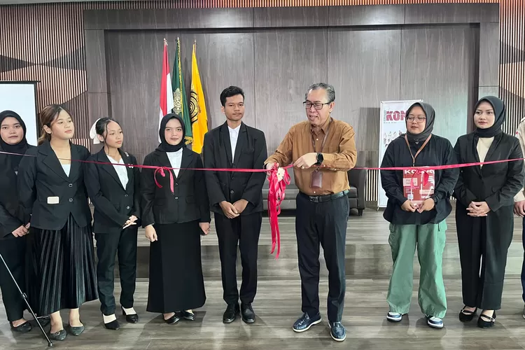 Rektor UWM, Prof. Dr. Edy Suandi Hamid, M.Ec., meresmikan majalah bertajuk KOMA 'Komunikasi Masa Kini' di ruang Auditorium Gedung Piwulangan, Kampus Terpadu UWM, Kamis (3/7).  (Foto: Dok. Istimewa)