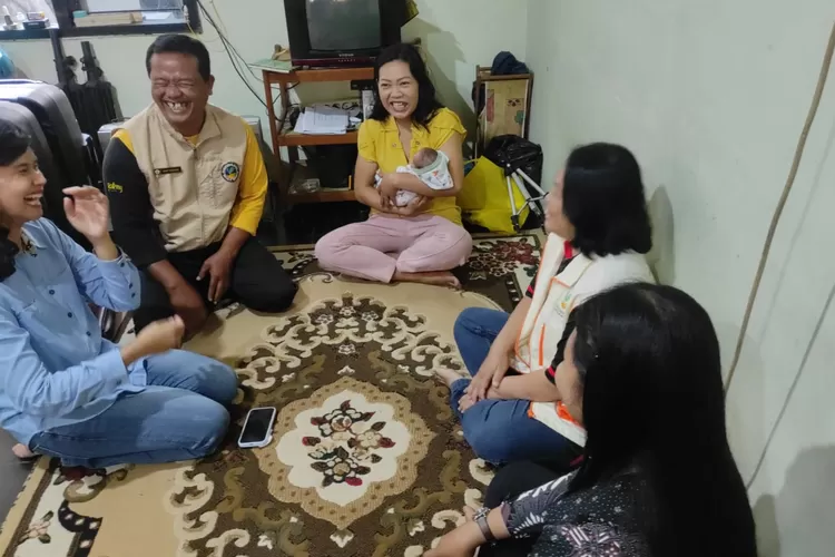 Ibu Prihatin di Sidorejo Lor Salatiga Jawa Tengah saat Gendong Bayinya.  (Foto: Dok. Istimewa)