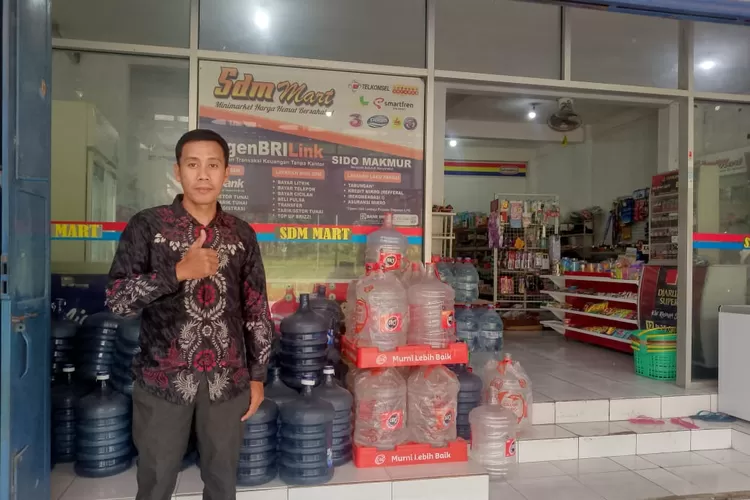 M. Aris Yuliyanto, pemilik &ldquo;SDM Mart&rdquo; menjadi contoh nyata bagaimana kemitraan sebagai AgenBRILink dapat mendorong pengembangan usaha. (Foto: dokumentasi BRI)