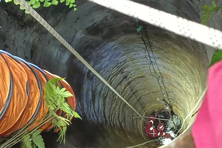 Foto Ilustrasi penyelamatan orang jatuh ke dalam sumur (Dok. Tim Gabungan)