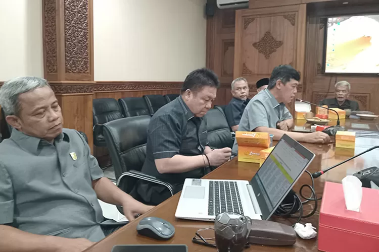 Panitia Angket DPRD Salatiga saat konferensi pers terkait dengan temuan adanya indikasi pelanggaran Undang-undang atas dugaan kebijakan Walikota.  (Edy Susanto HM)