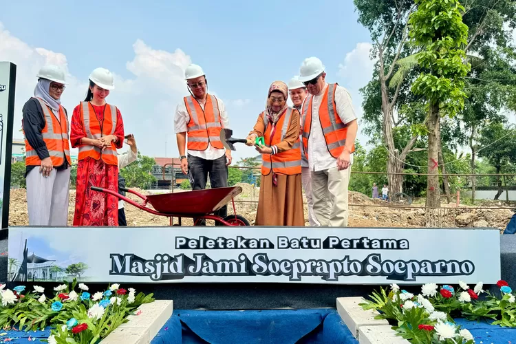 Prosesi peletakan batu pertama pembangunan Masjid Jami Soeprapto Soeparno yang dilakukan oleh Hj. Nuraini Soeprapto selaku istri Almarhum Hj. Soeprapto Soeparno beserta anak-anak almarhum.  (Foto: Dok. Istimewa)