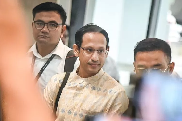 Mantan Menteri Pendidikan, Kebudayaan, Riset, dan Teknologi (Mendikbudristek) 2019-2024 Nadiem Makarim (kedua kiri) tiba untuk memenuhi panggilan pemeriksaan di Jampidsus, Kejaksaan Agung, Jakarta Selatan, Senin (23/6/2025).  (ANTARA FOTO/Sulthony Hasanuddin)