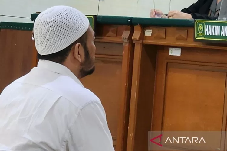 Oknum anggota Polrestabes Semarang Aipda Robig Zaenudin, terdakwa kasus dugaan penembakan yang menewaskan siswa SMKN 4 Semarang berinisial GRO, saat menjalani sidang di PN Semarang, Selasa (8/7/2025).  (ANTARA/I.C. Senjaya)