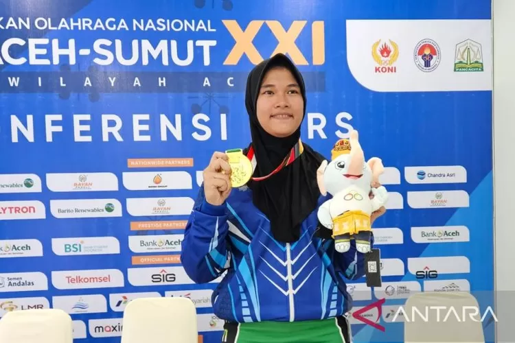 Lifter Banten, Alyamaulida Kartika Pertiwi, berpose setelah jumpa pers pertandingan angkat besi kelas 81 kilogram putri Pekan Olahraga Nasional (PON) Aceh-Sumatera Utara 2024 di GOR Seramoe, Banda Aceh, Minggu (8/9/2024).  (ANTARA/RAUF ADIPATI)